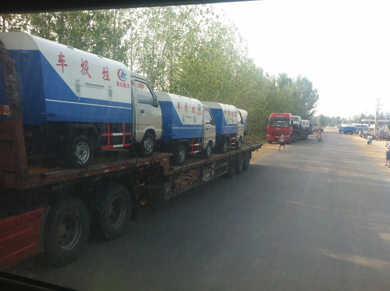 圖為準(zhǔn)備發(fā)車(chē)至山西的小型<a href=http://m.artworkexpo.cn/ljc target=_blank class=infotextkey>垃圾車(chē)</a>