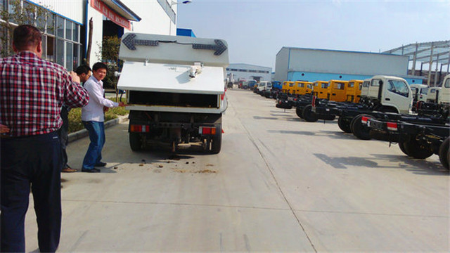 內(nèi)蒙客商正在參觀五十鈴<a href=http://m.artworkexpo.cn/saoluche/ target=_blank class=infotextkey>掃路車</a>
