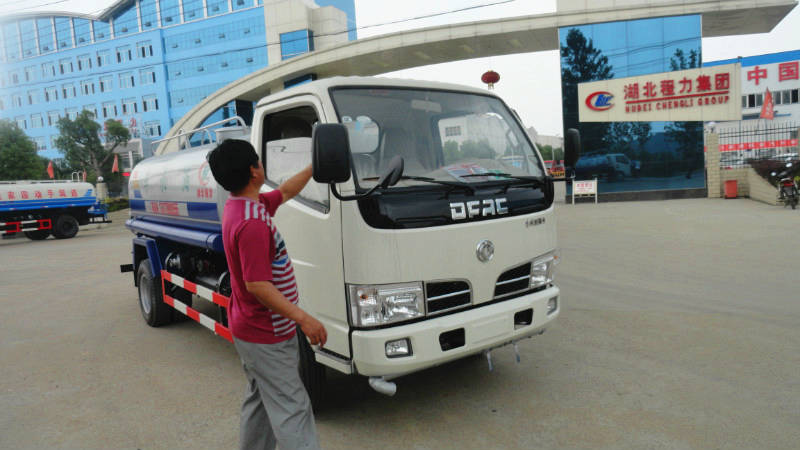 正在給5噸<a href=http://m.artworkexpo.cn/ssc target=_blank class=infotextkey>灑水車</a>做出廠前準備