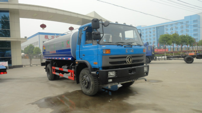程力廠門 前的東風(fēng)153<a href=http://m.artworkexpo.cn/ssc target=_blank class=infotextkey>灑水車</a>